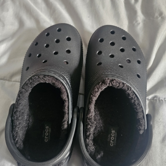 Woman's size 7 Blk Crocs - Picture 3 of 4